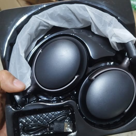 Wireless Headphones Sennheiser Momentum 4 Bluetooth Black